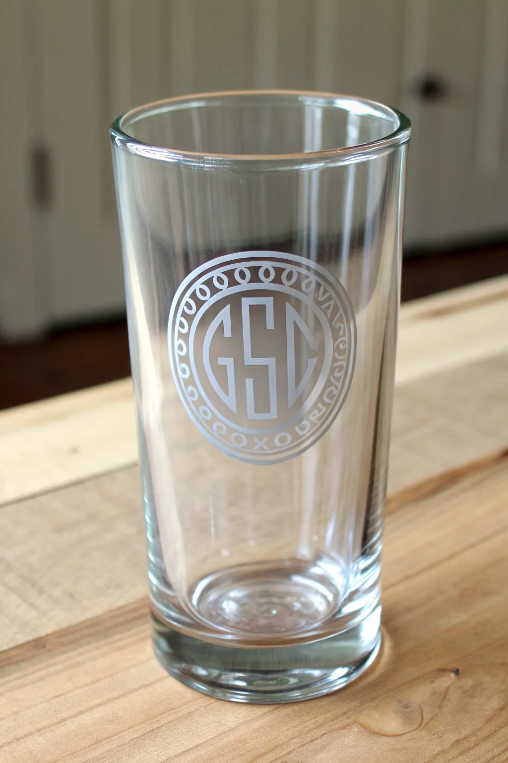Minimalist beer mug painting idea: monogram frame and crisp double borders in black and glass.
