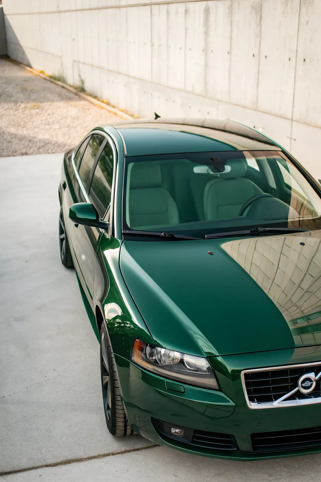 Glossy solid-color finish with deep reflections for a modern, minimalist car paint look.