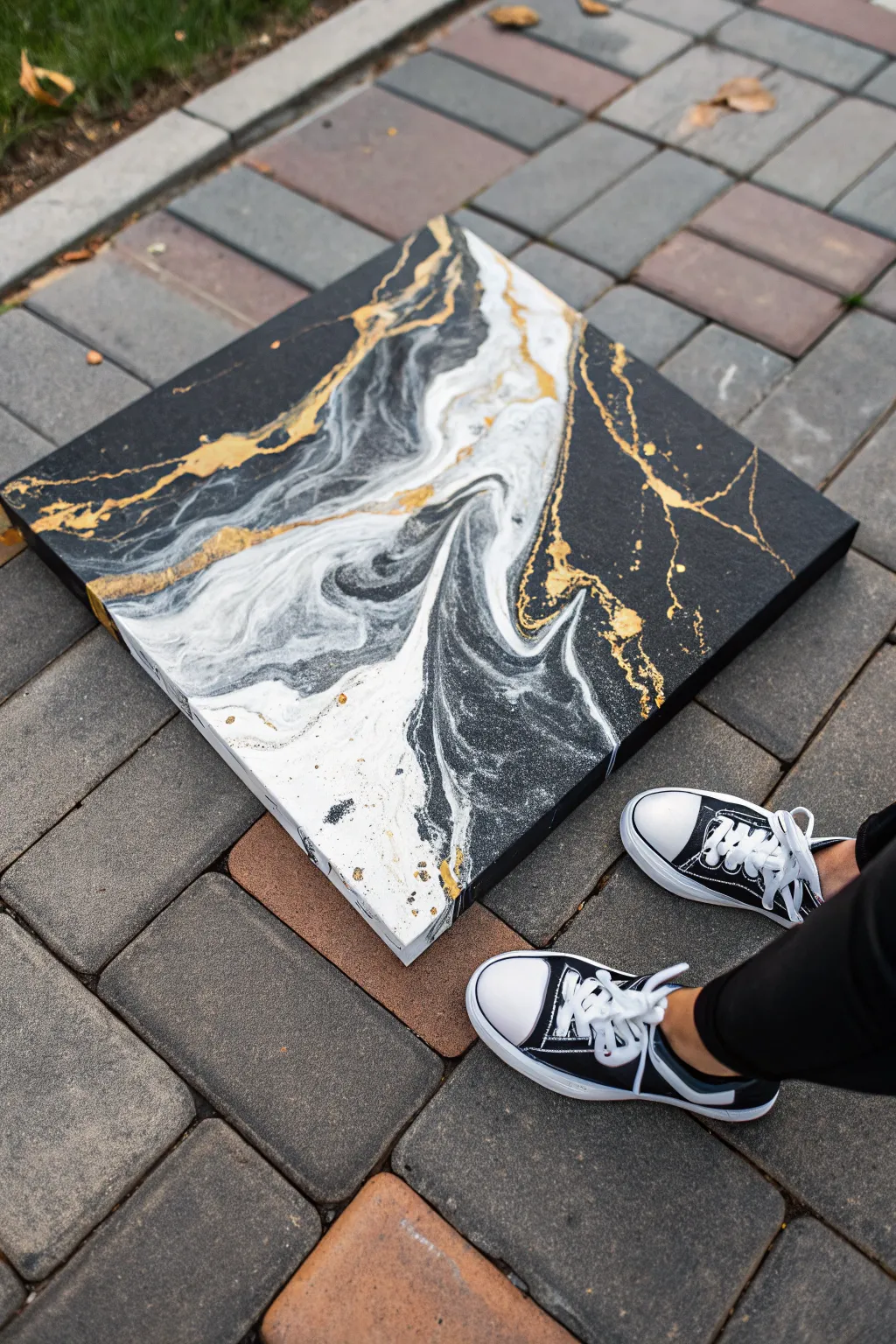 Black, white and gold pour palette with bold ribbons and delicate metallic lacing