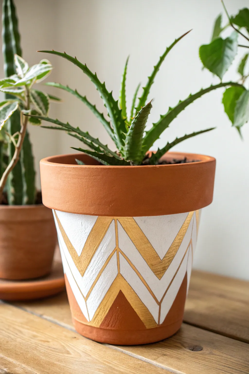 Modernize plain terracotta with this chic white and gold geometric color blocking design idea.
