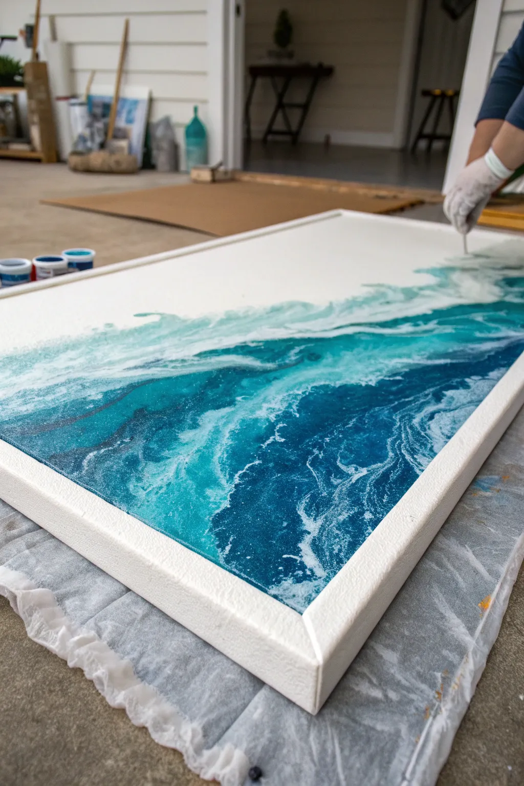 Ocean-blue dirty pour with crisp white lacing, keeping teal and blue bands bold and distinct.