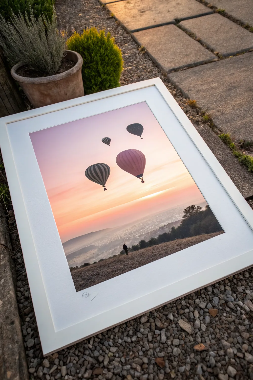 Easy airbrush hot air balloon sunrise: minimalist silhouettes on a soft gradient sky for beginners.