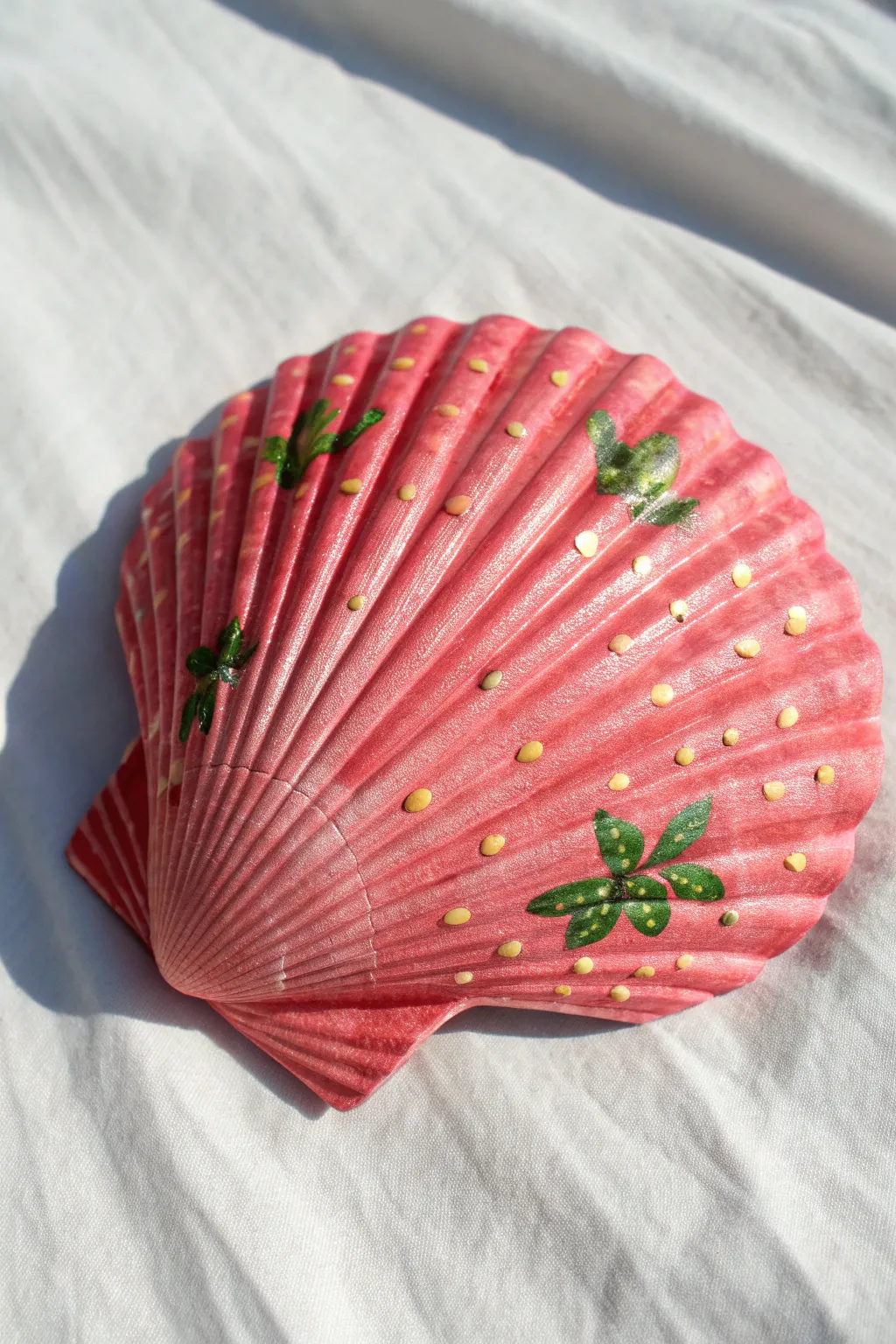 Transform beach finds into sweet strawberries! A perfect DIY for summer vibes. 🍓✨