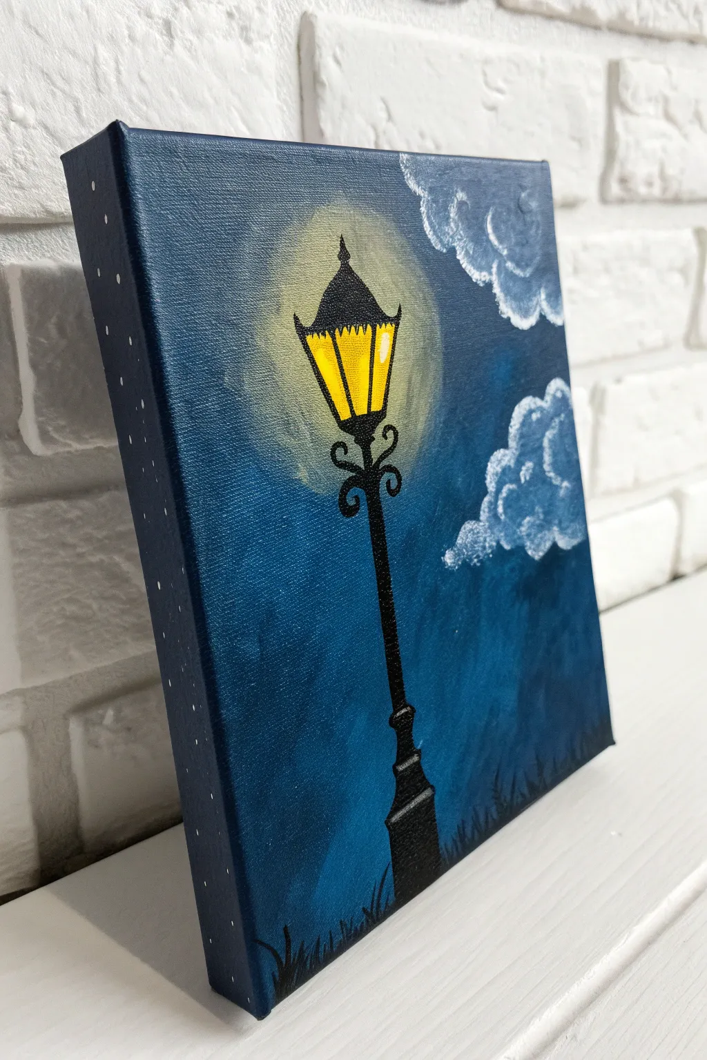 A tiny masterpiece! Capture the romance with this glowing street lamp painting idea. 🎨✨