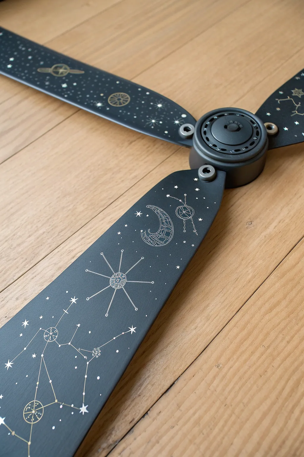 Glow in daylight, shimmer at night: minimalist starry fan blade with phosphorescent constellations