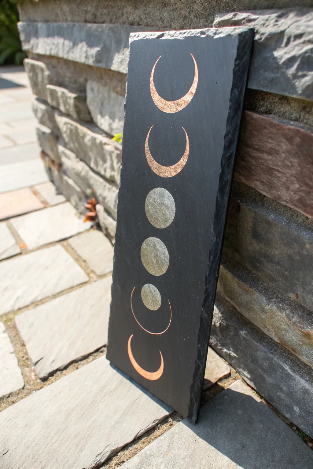 Easy slate painting: minimalist moon phases in gold shimmer on matte stone, Scandinavian calm.