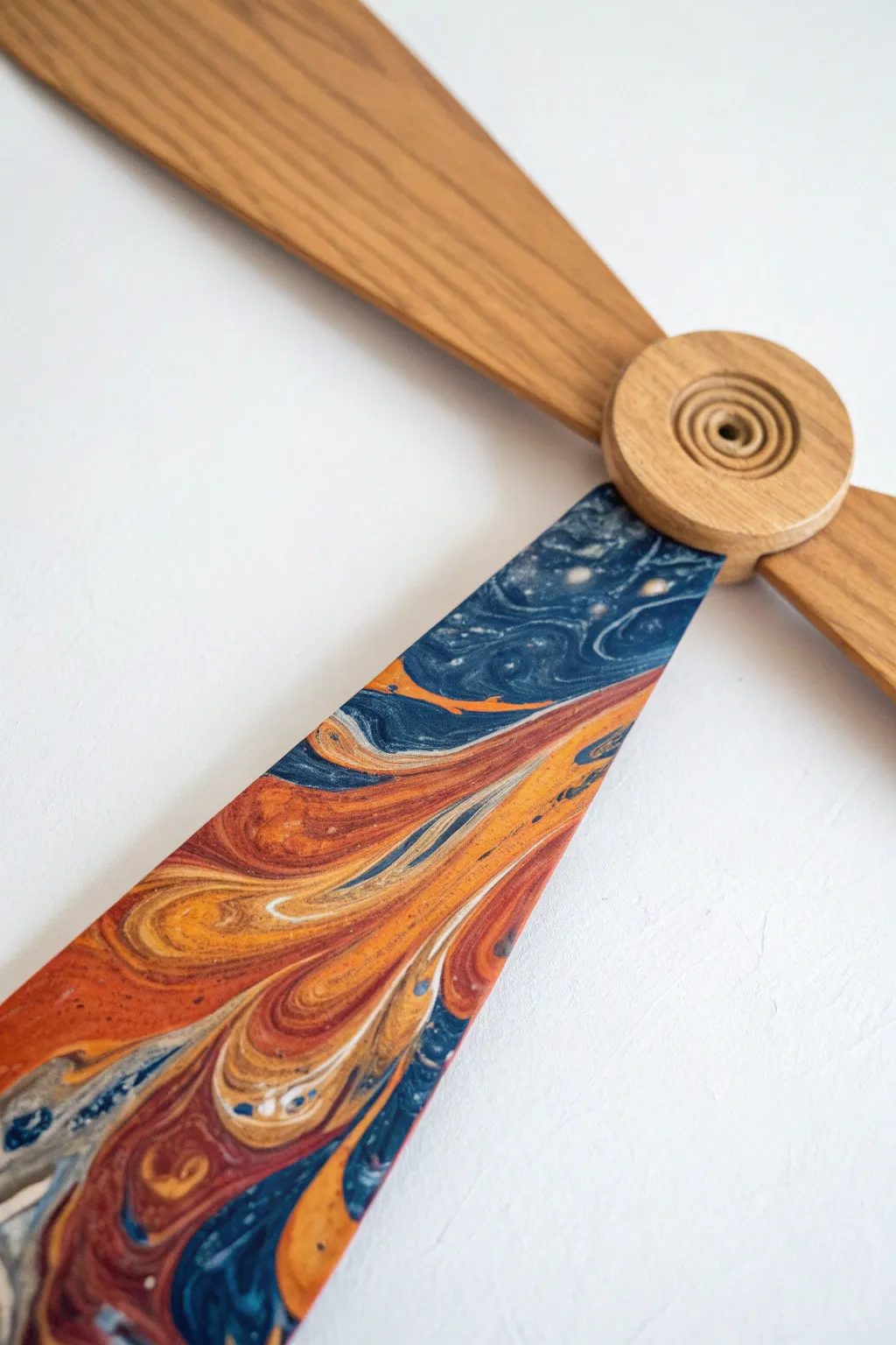 Stunning fluid art technique to turn plain fan blades into bold statement pieces.