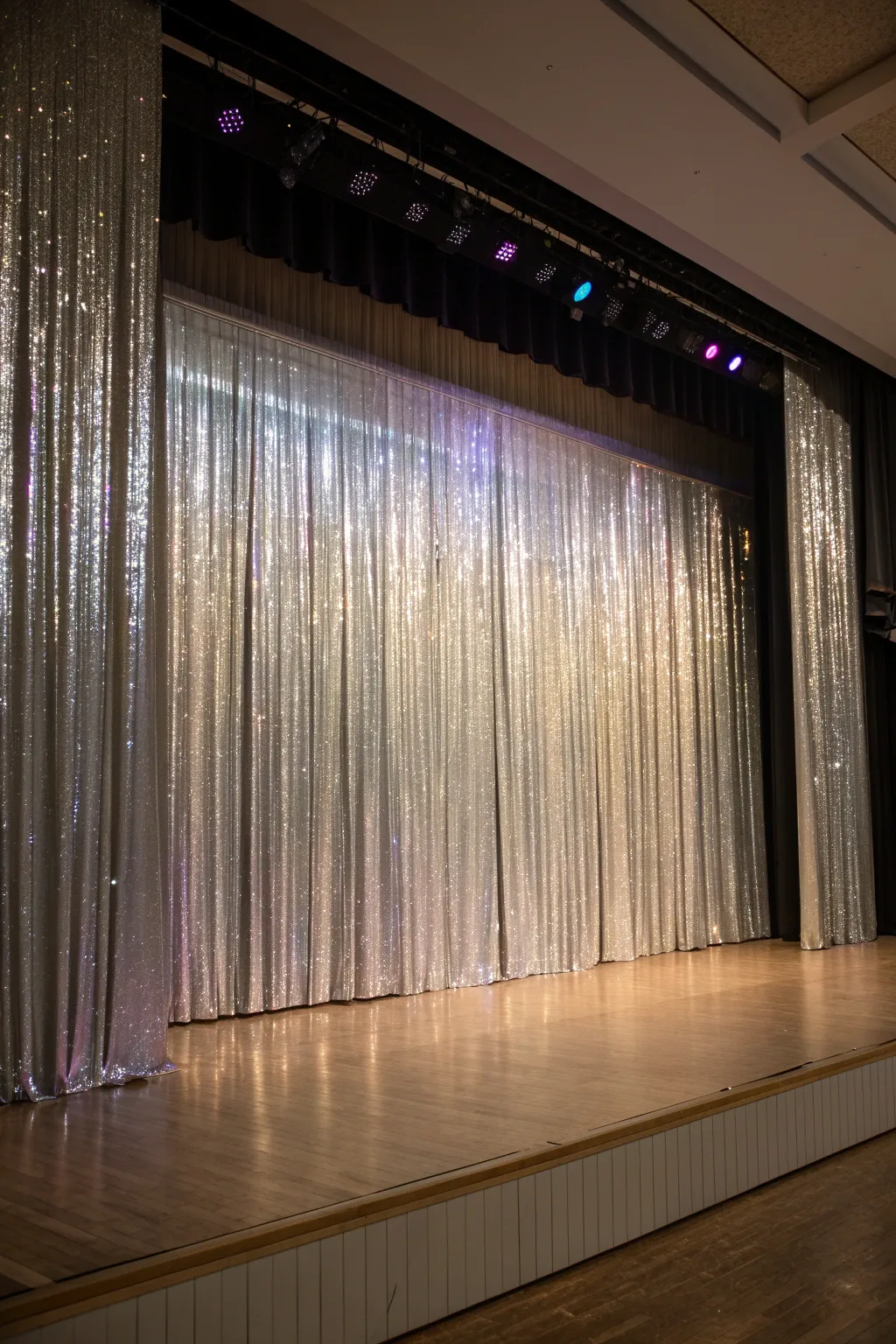 Reflective fringe backdrop that shimmers with every light change, adding effortless motion on stage.