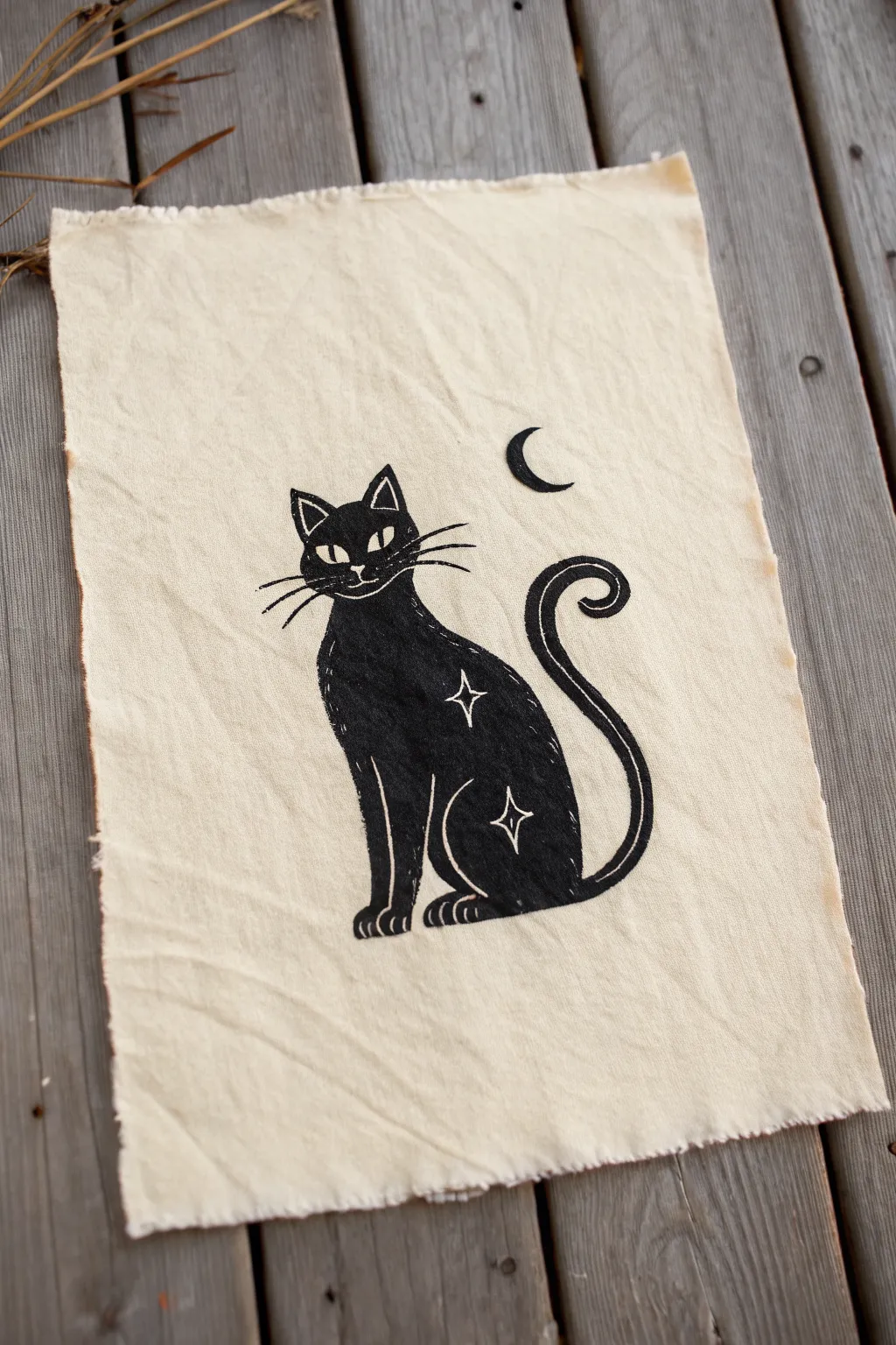 Minimal black cat with crescent moon eyes, simple goth drawing idea in a chic minimalist style