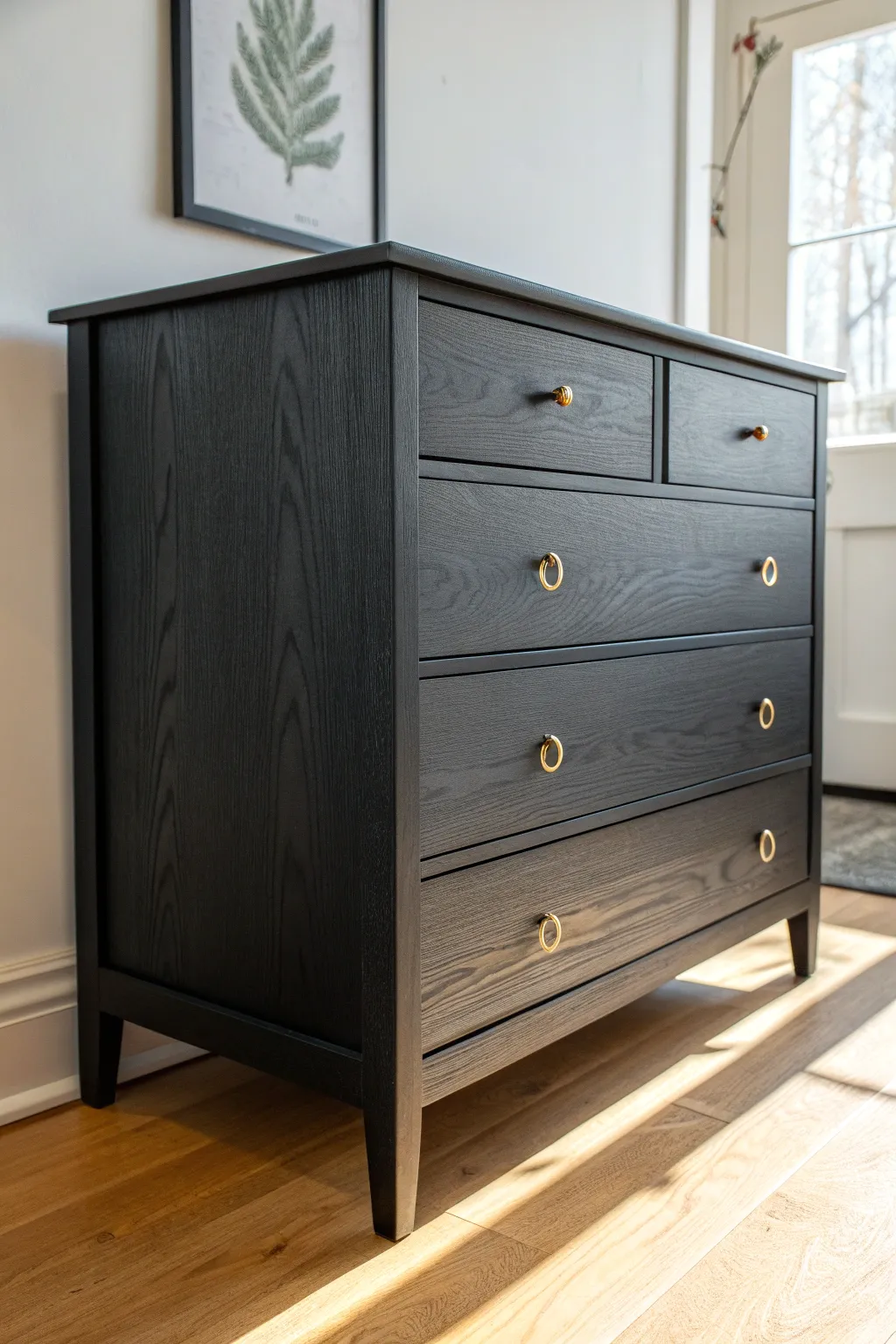 Tocador negro mate para un drama instantáneo: contraste limpio y acabado moderno.