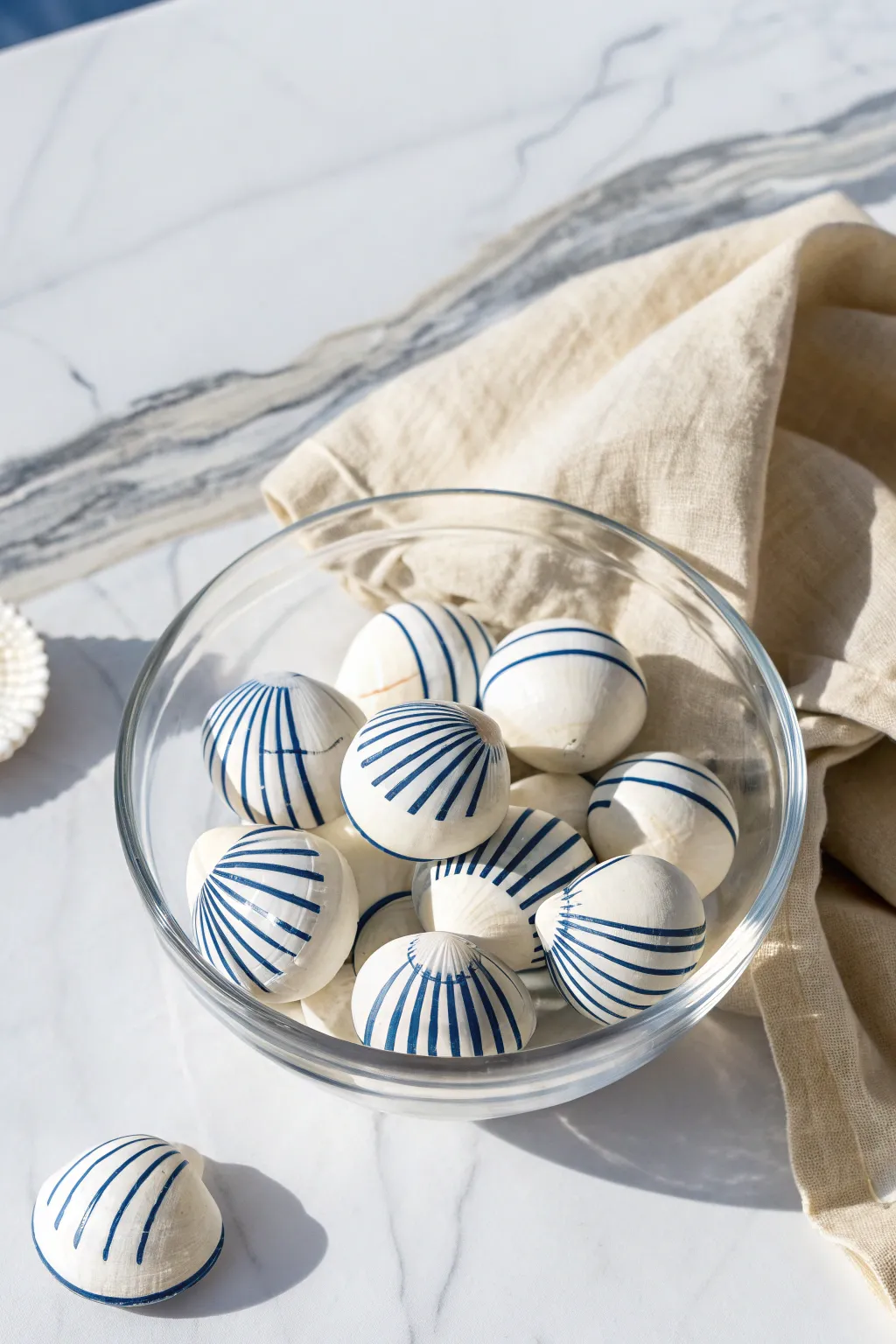 Bring the beach home with these chic nautical striped seashells. 🐚 A perfect minimalist DIY!