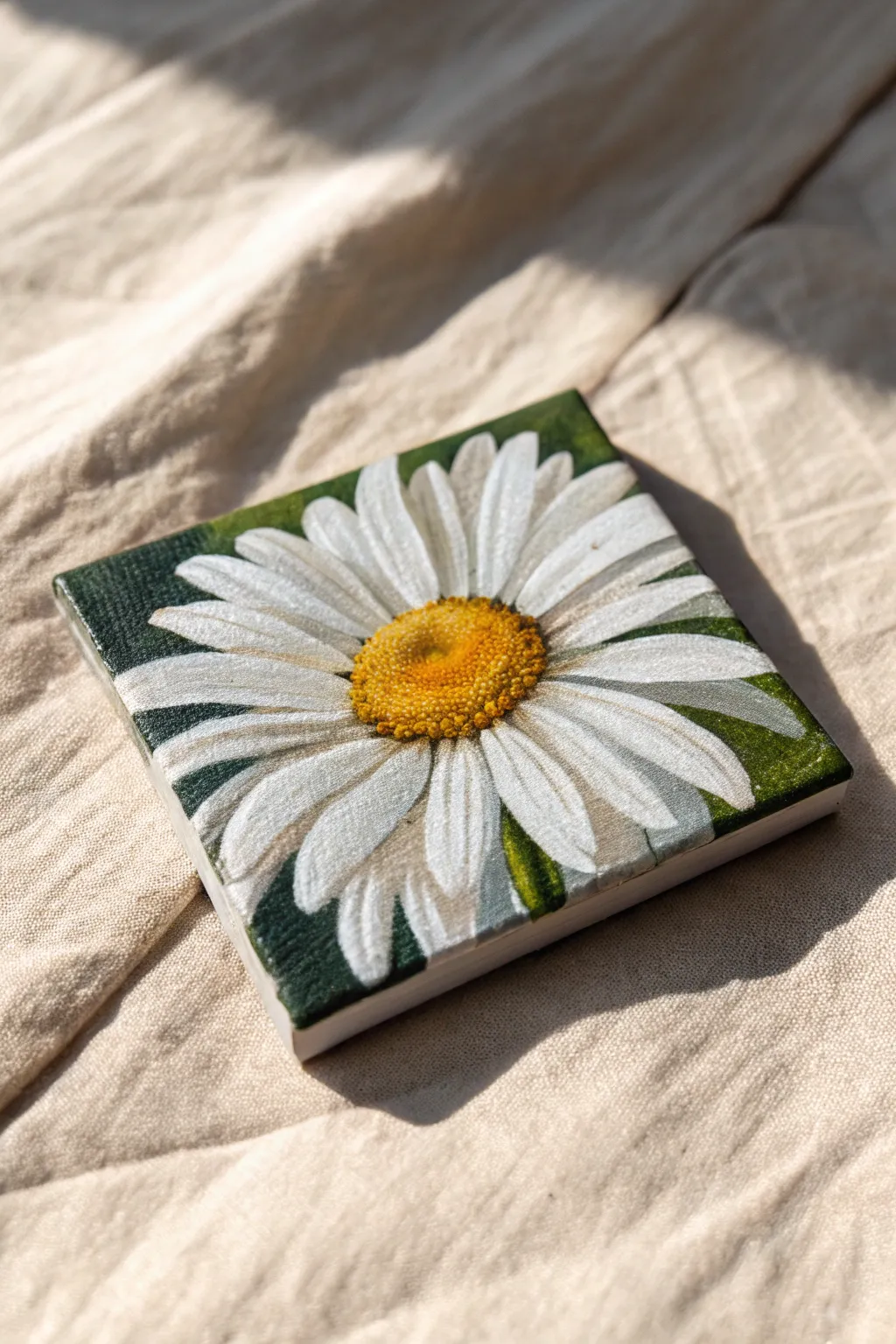 Bring a touch of nature to your space with this vibrant daisy mini painting idea.