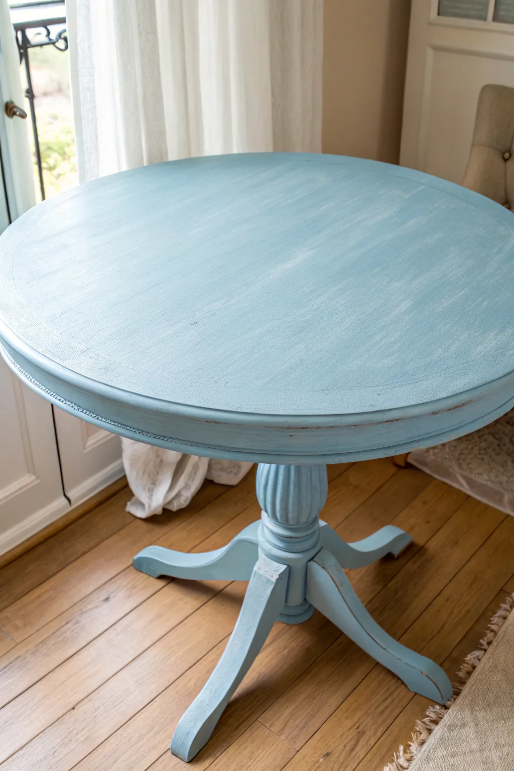 Coastal blue round table with airy Scandinavian calm and a touch of boho texture for a DIY refresh.