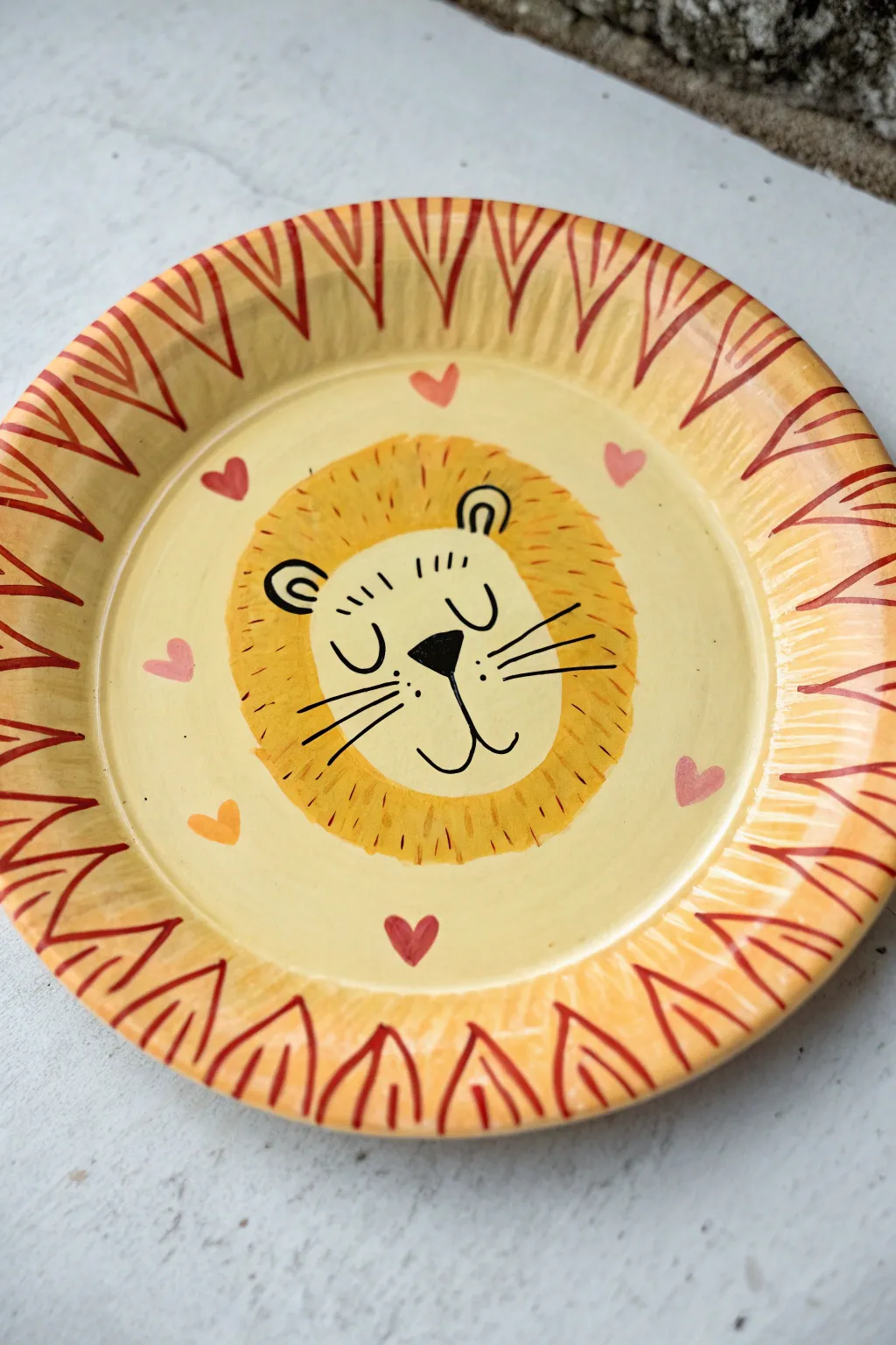 Minimal lion paper plate with bold mane rim brushstrokes, warm sunny craft inspiration