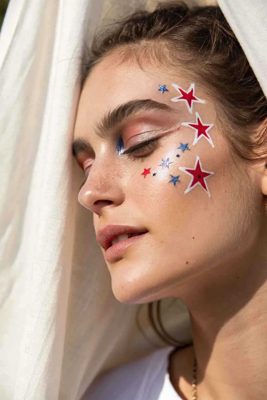 Game-day star bursts: tiny team-color stars with soft shimmer for a clean, chic eye look