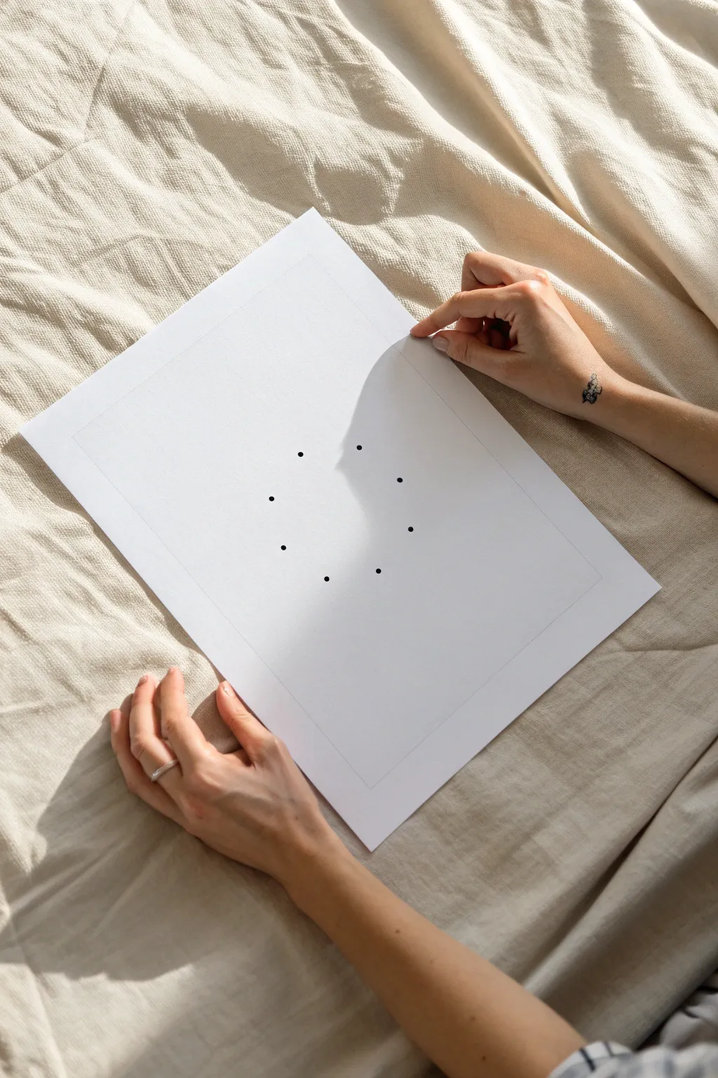 Connect the dots and discover two hands meeting softly, a calm minimalist exercise in connection.