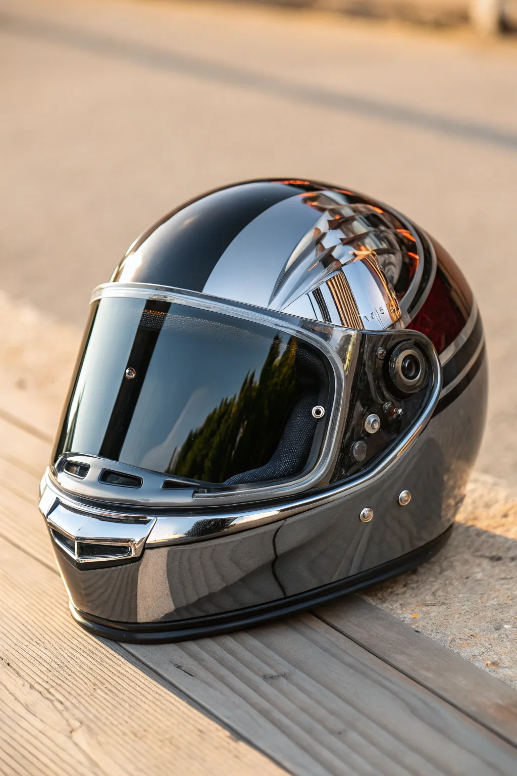 Chrome-look paint highlights turn a simple helmet into a striking shine illusion