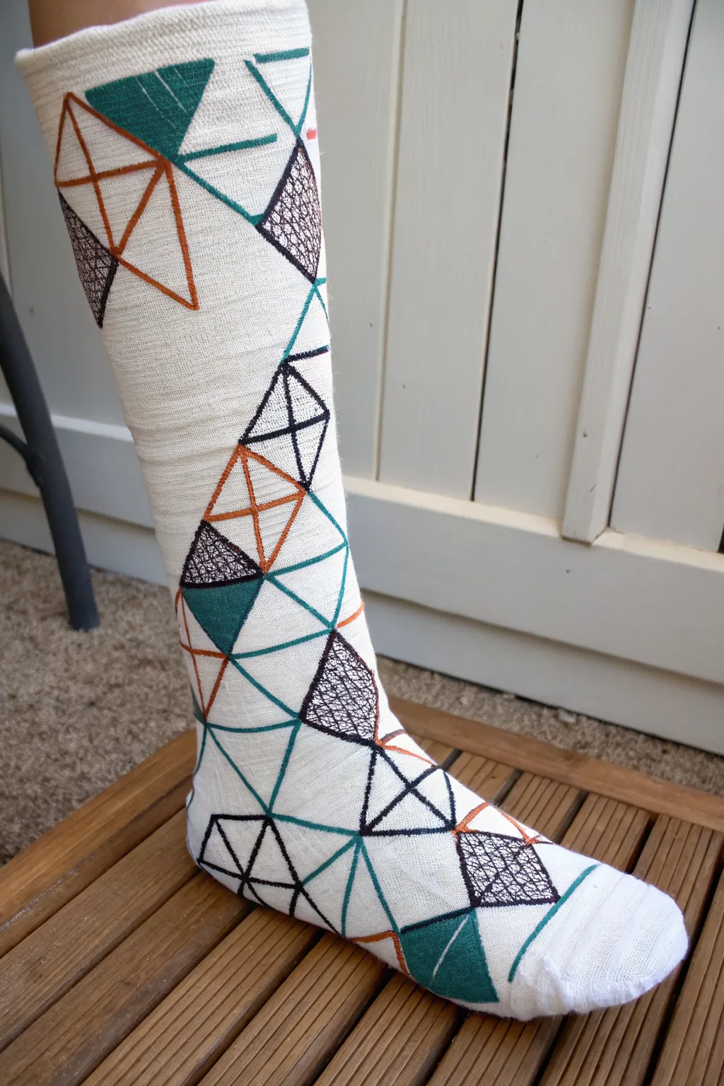 Geometric tessellation turns a plain leg cast into bold, minimalist art with a 3D effect.