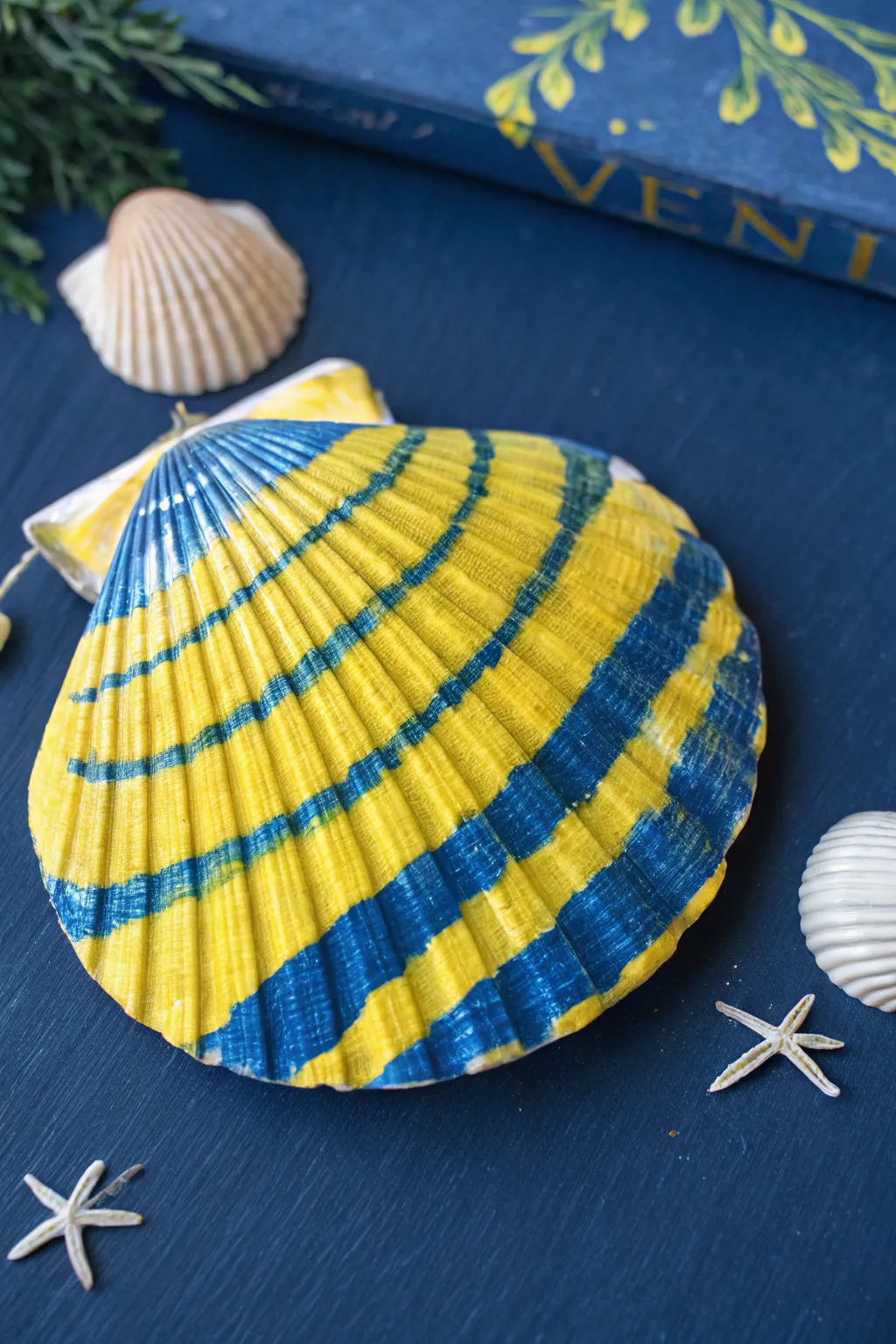 Transform simple shells into vibrant tropical fish. A playful and colorful DIY project. 🐠✨