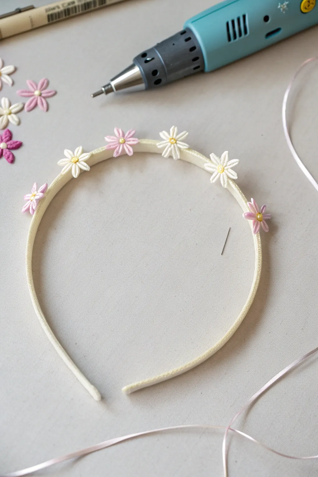 Minimal headband topped with delicate 3D pen flowers, ready for a chic DIY hair accessory.