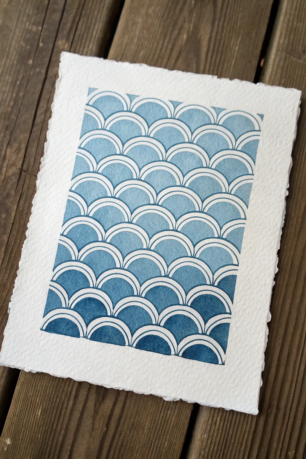 Elegant scallop and fish-scale arcs with alternating shaded rows for calm, modern depth