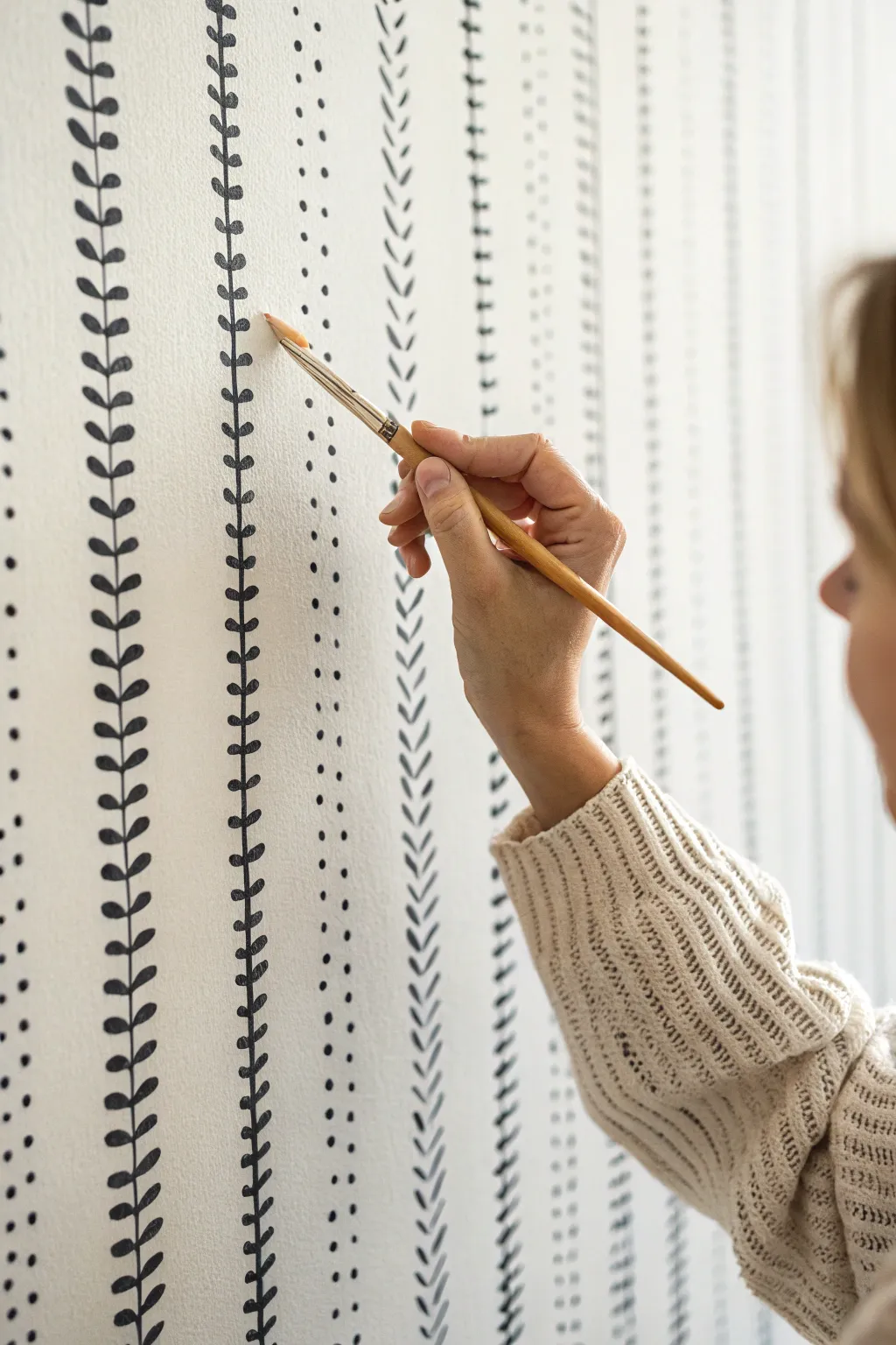 Transform your white walls with these simple, chic hand-painted faux wallpaper dashes.